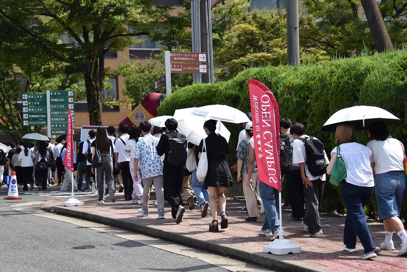 高校生が手に持っているもの