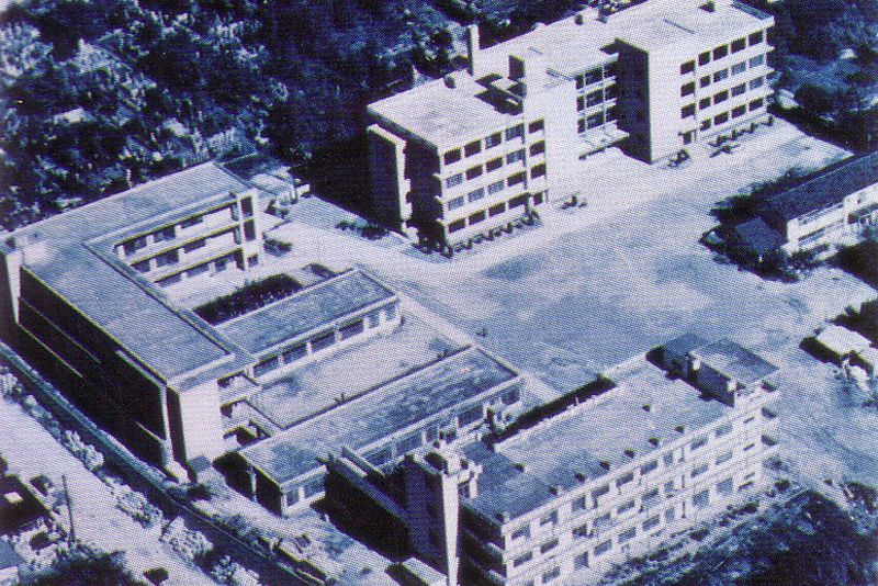 八事キャンパスの校舎の窓