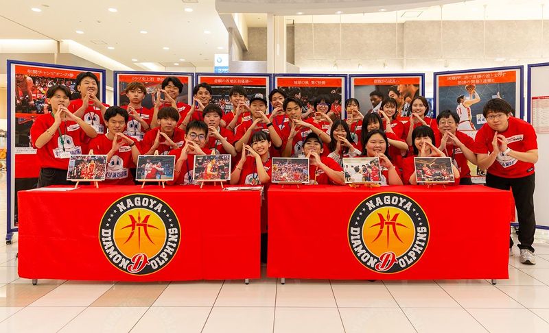 スポーツをする学生のボール