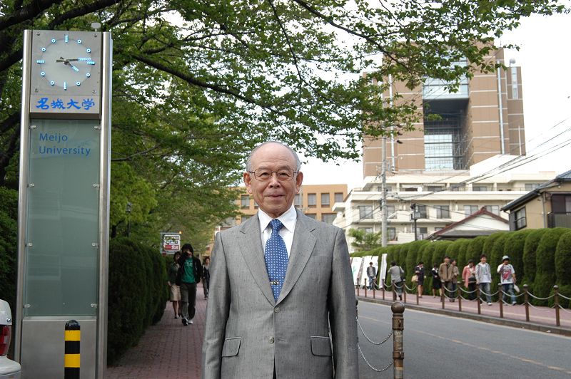 正門に入っている線