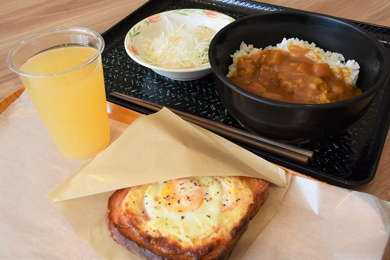 学生が持つお皿