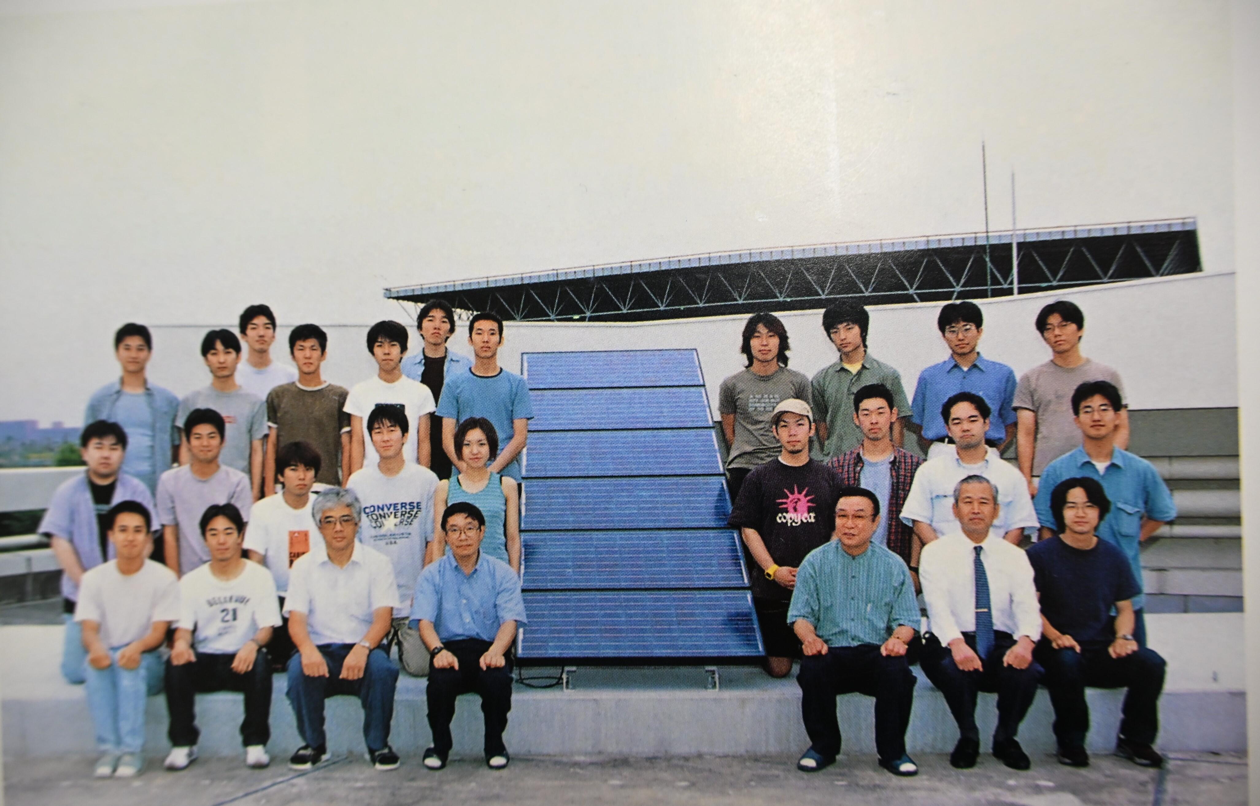 森川さんが所属した理工学部電気・電子工学科 河村（英）・河村（一）・山中・鳥居グループ（卒業アルバム2001より）