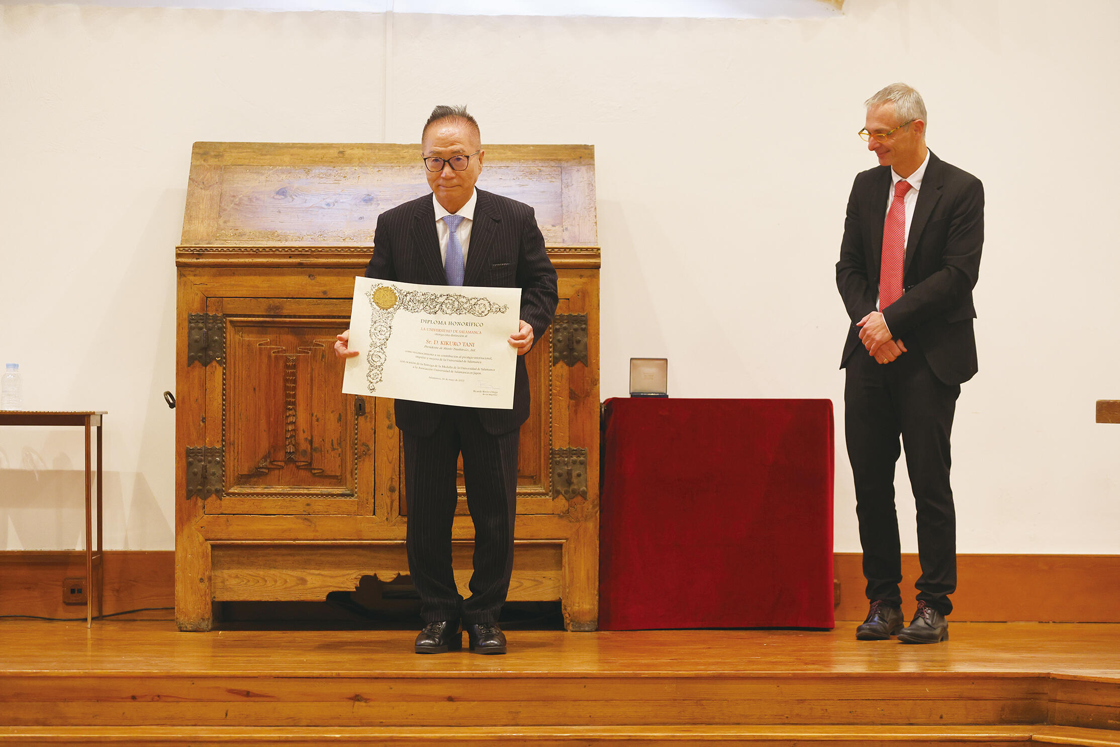 サラマンカ大学より国際功労賞を授与。サラマンカ大学サリーナス講堂にて