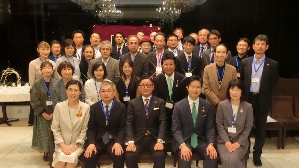 2025年10月、名城大学薬学部京滋支部同窓会に日薬会長として出席した岩月さん（前列中央）と愛知県薬剤師会会長の川邉さん（同右端）