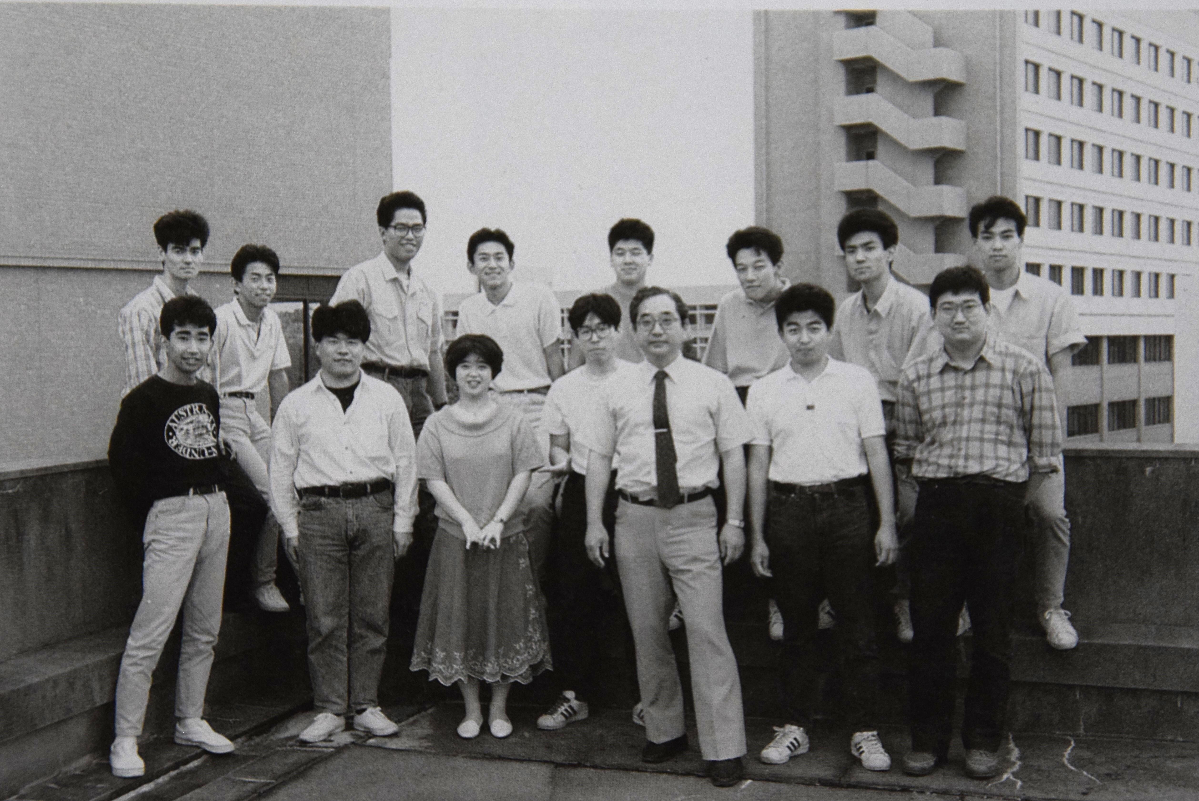 旧4号館屋上で同期生たちと。前列中央が理工学部建築学科立川教授、後列右端が安達さ ん