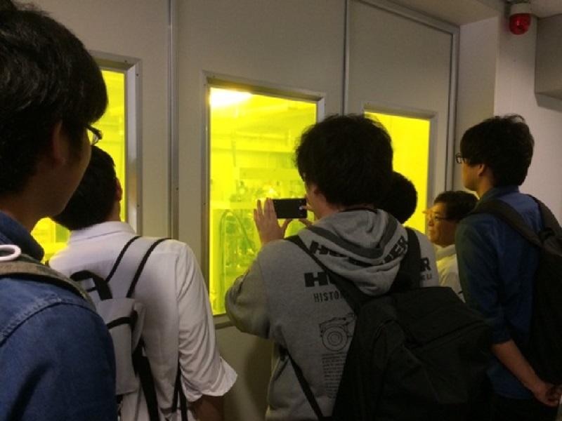 写真②：三重大学の実験装置の見学の様子