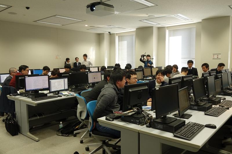 上下水道局若手職員と本学学生によるリーフレット案検討