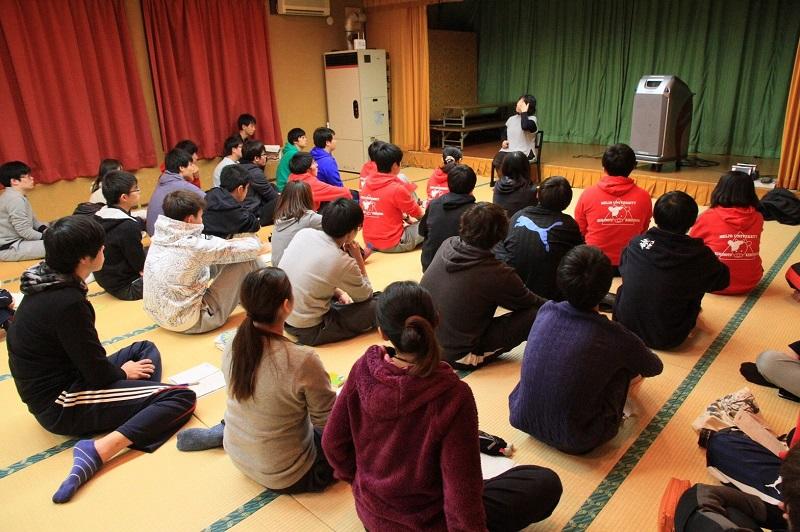 はまらいんや！大島に参加した学生達。実際に被災された方々の話を伺い自分たちが実際にその場に直面したらどうするのかを考える。