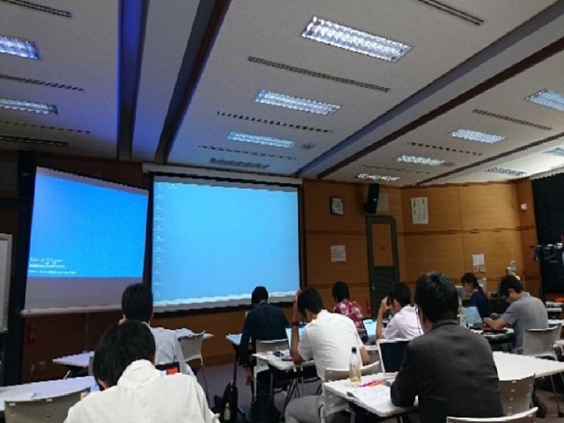 講習会の会場内の様子。学生はほとんどおらず、大多数が会社員の方でした。