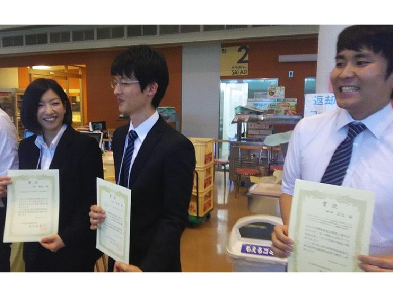 授賞式の様子。左：山崎稚奈さん、右：舛中荘太君