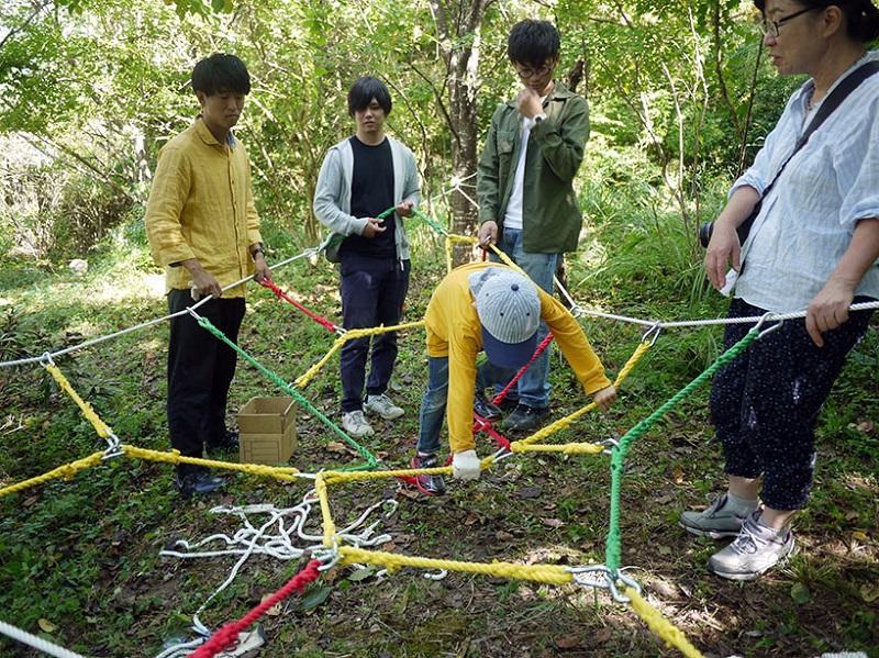 幼児は下の方でロープの上を移動。こども塾の先生から、子どもの発達段階についてコメントをいただく。