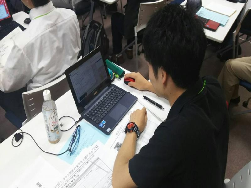 データ解析中の様子。慣れない作業で分からないこともたくさんあったが、講師の方が丁寧に対応してくだっさった。