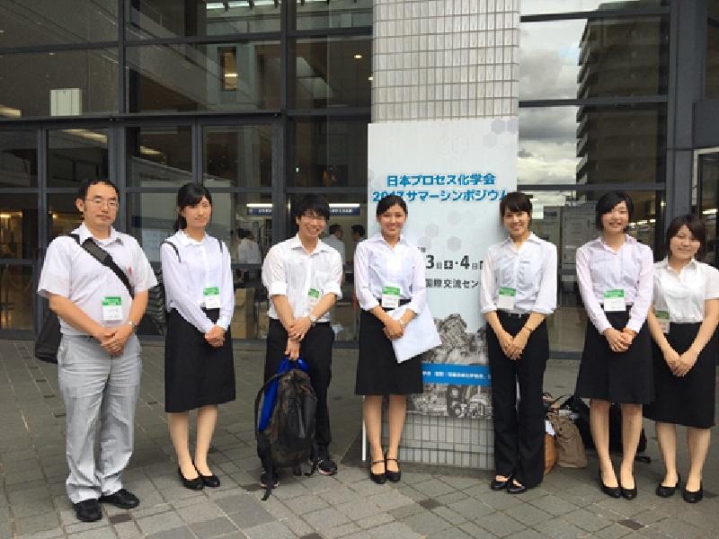 坂井准教授と学会参加学生