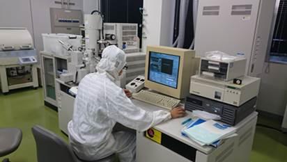 ■写真①：収束イオンビーム装置（FIB）を用いたTEM観察用試料作製中の様子