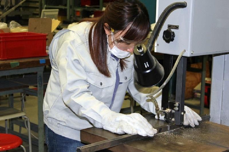 コンターマシンによる鋼材の切断を行う学生