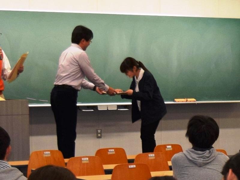 学科長より合格書とJGAP指導員書を授与されています
