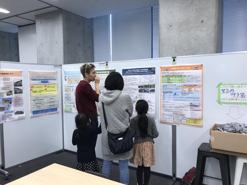 熊本地震について地域住民と話している風景