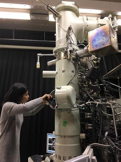 写真②：TEMR005に、試料ホルダを挿入