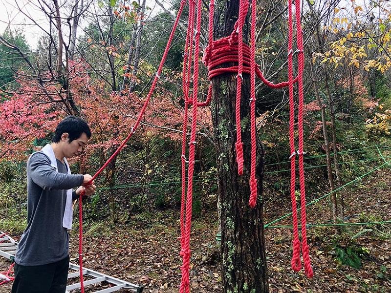 学生達が、早朝から準備をしている様子。