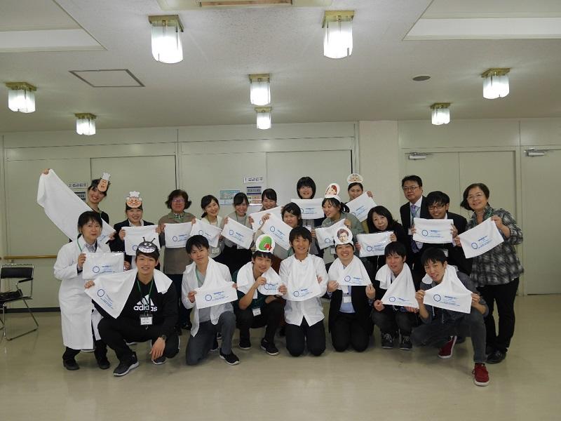 糖尿病教室IPE終了後、世界糖尿病デー（11月14日）のタオルを持って写真に納まる教員と学生たち