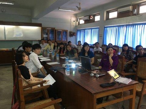 Mandalay University 経済学部での学生交流会1