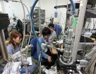 写真④：LEED観察、I-V特性を測定の様子