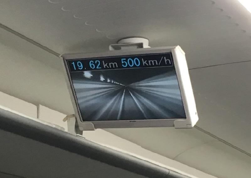 写真④：新幹線の巡航速度より約200km/h早い500km/hでの走行