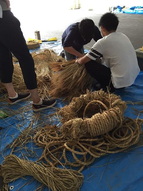 瑞浪市の農家さんから分けてもらった稲藁を手に、様々なくくり方の検討