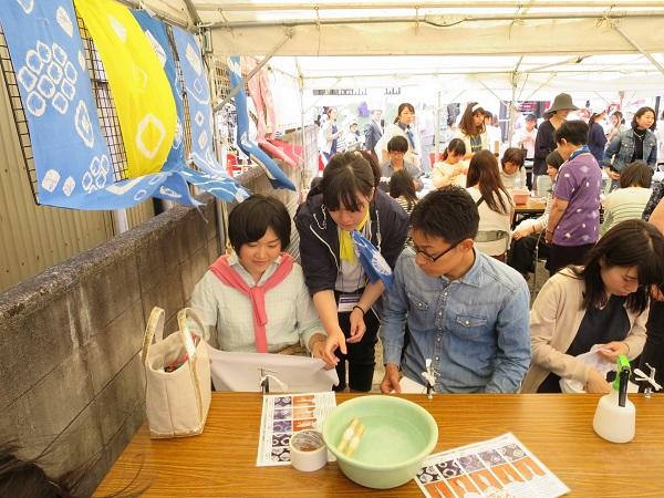 学生ボランティアとしてて蜘蛛絞りを伝えます