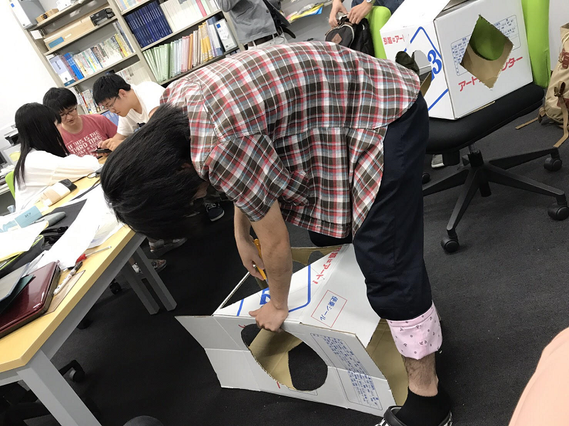 レクリエーション作成時の写真(的入れようの段ボール）