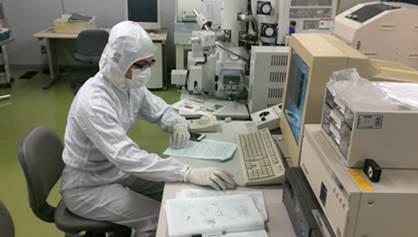 写真①：透過電子顕微鏡観察用の試料作製の様子
