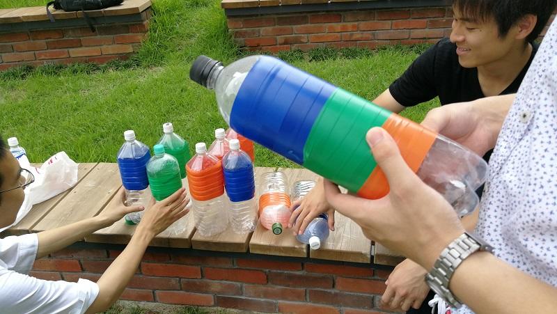 レクリエーション作成時の写真（ペットボトルボーリング）