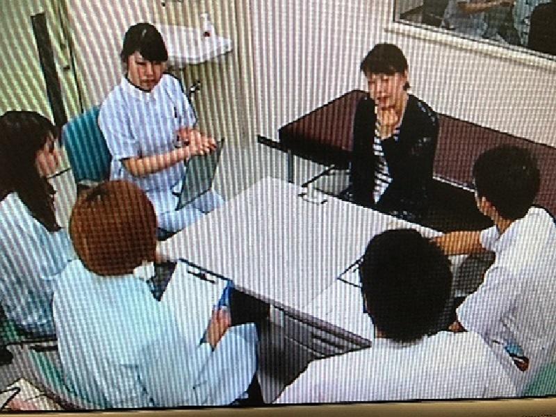 参加した薬学生(※モニターを通して撮影)