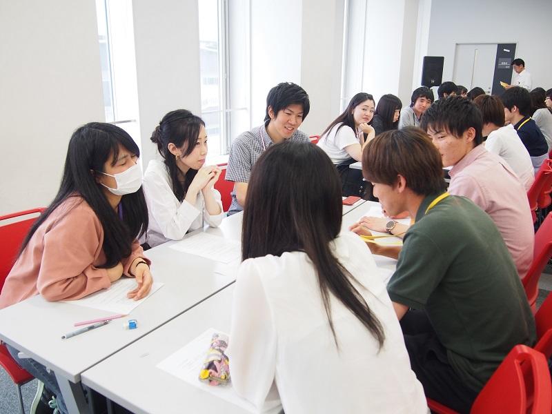 自己紹介で盛り上がる学生たち