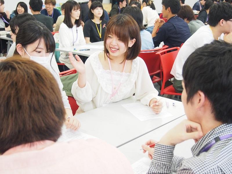 自己紹介で盛り上がる学生たち