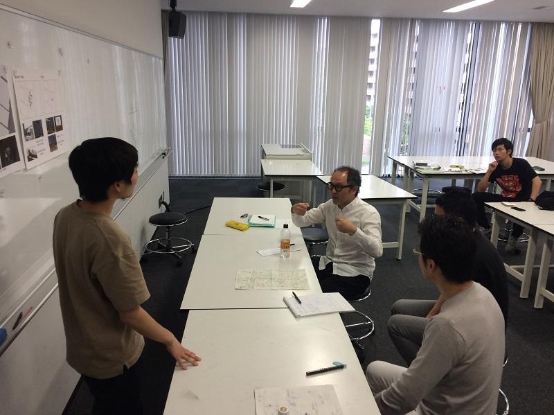 第1課題の講評会風景(1)