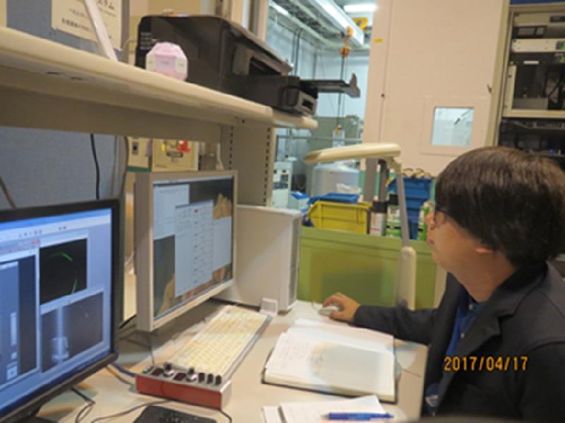 パソコンを使用して装置内にセットしたサンプルを加熱しているところです。徐々に温度を上げていき、900℃まで上昇させることができます。普段と違う装置・環境で実験できて、新鮮で楽しかったです。