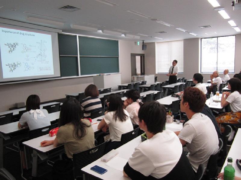 栗山正巳先生による創薬研究の講演