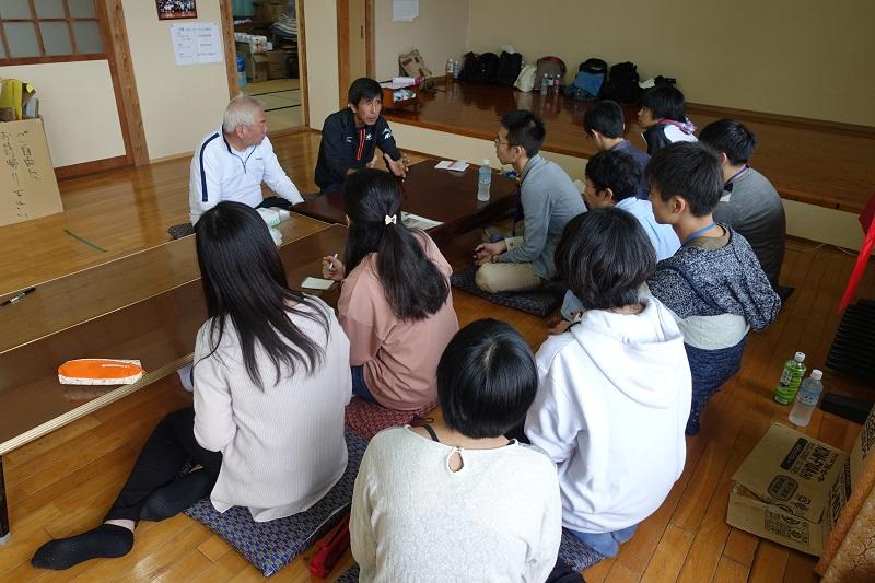 熊本地震の出来事を伺う様子