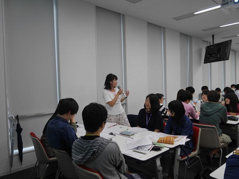 全体発表でチームを代表して説明する薬学生