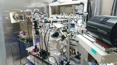 写真①：ビームラインおよびハッチの様子