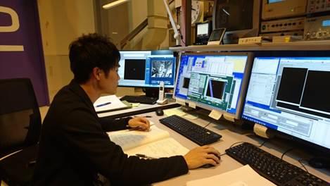 写真②：窒化物ナノワイヤの逆格子マッピングを実施している様子