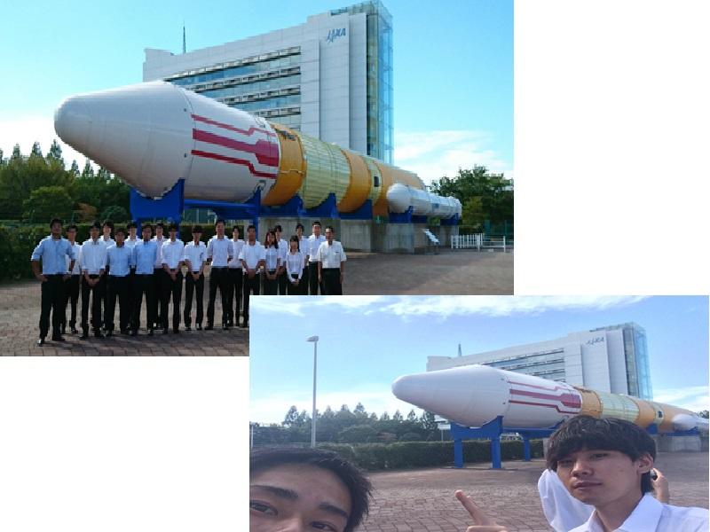 国立研究開発法人宇宙航空研究開発機構筑波宇宙センターでの集合写真。後方にはロケットの模型が展示してあった。