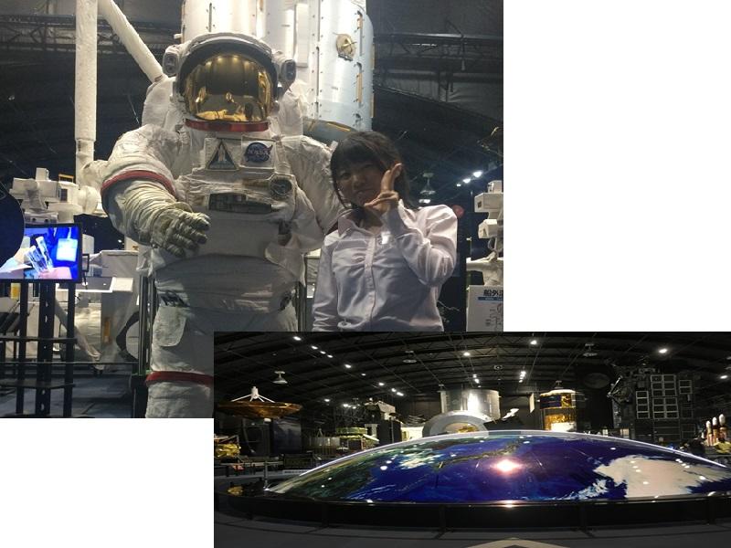 展示室にて宇宙服と撮影。展示室には人工衛星からロケット内部の操作室まで展示されており、宇宙への関心を深めることが出来ました。（平野）