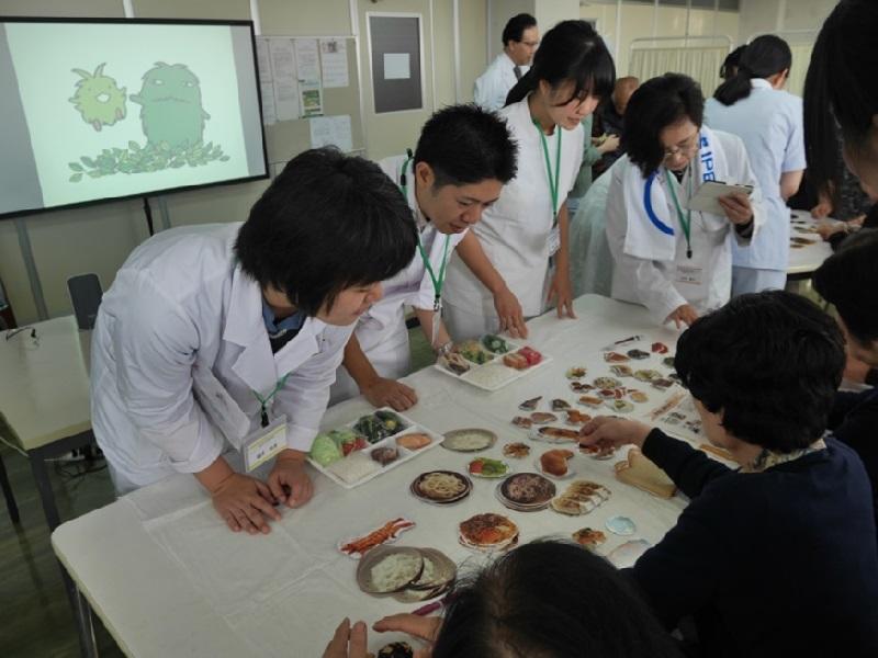 日々の食事の内容を見直すために食品を患者さんといっしょに選ぶ学生たち