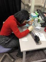 写真②：TEMR005のホルダにピンセットを用いてGaN/GaNトンネル接合素子をセットしている様子