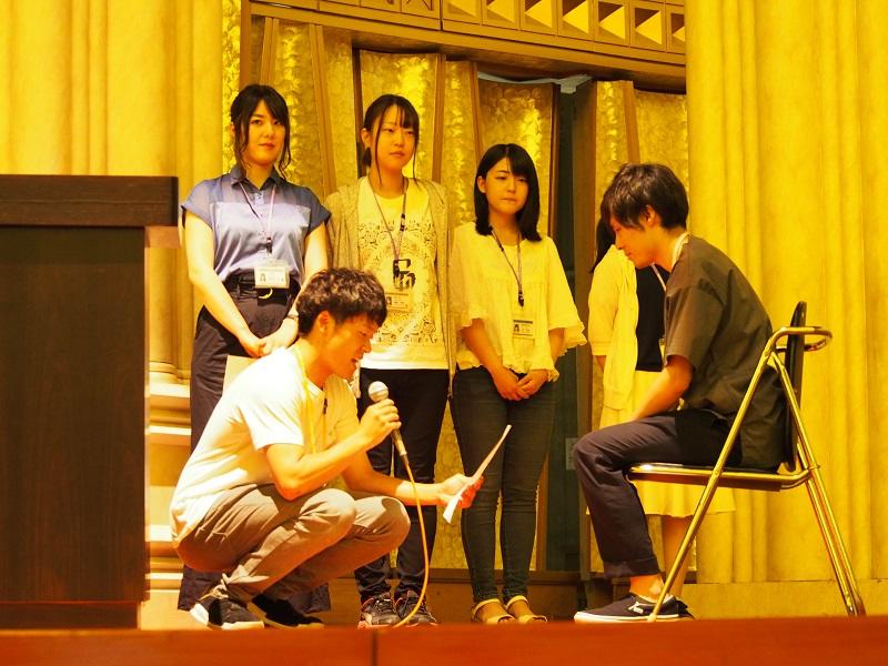発表する薬学生が混ざった多職種チーム