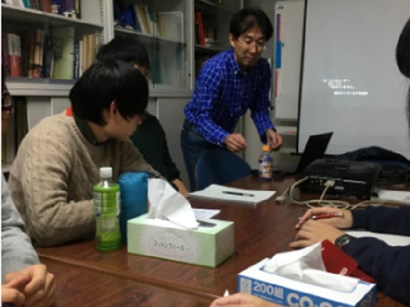 大阪大学の教授および学生と一緒に「窒化物半導体を用いた青紫色長短パルスレーザ光」に関するセミナーを行った様子