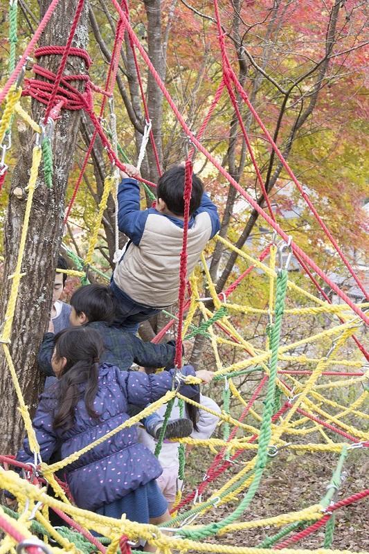 学生とともに楽しむ子どもたち。