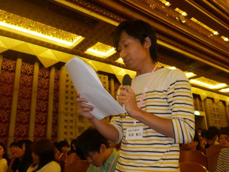 他の発表チームに積極的に質問する薬学生